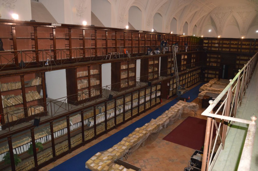 La grande libreria in legno di abete lastronato in mogano, è disposta sui tre lati della sala.