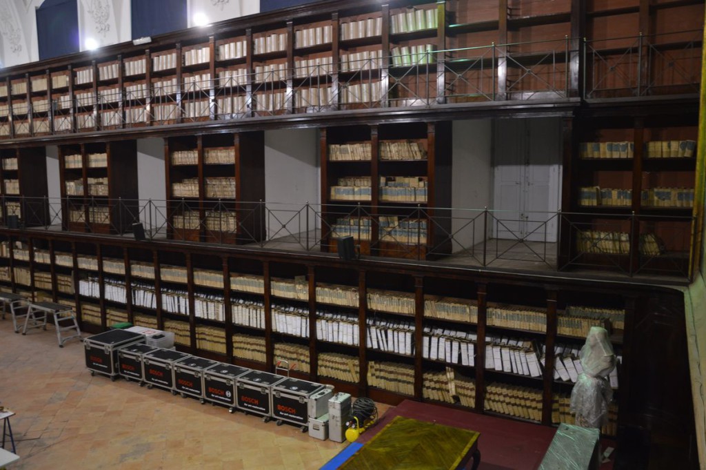 La libreria è suddivisa in tre ordini scanditi da ballatoi su cui sono collocate ringhiere in ferro del maestro Girolamo Schmidt, raggiungibili attraverso due scale a chiocciola disposte sui due lati della porta d’ingresso.