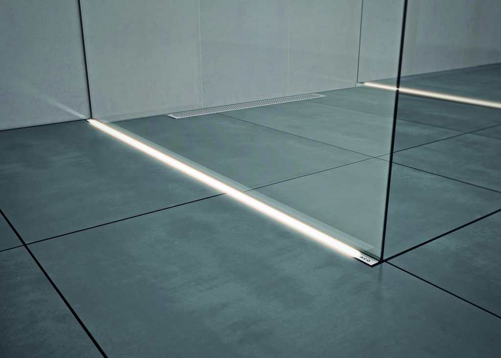 Disponibile anche il sistema d’illuminazione a pavimento Aco Lightline Pro, che può essere posizionato lungo il canale doccia, i pannelli in vetro, le pareti, tra le piastrelle, ovunque e non necessariamente nell’area intorno alla doccia (foto Aco)