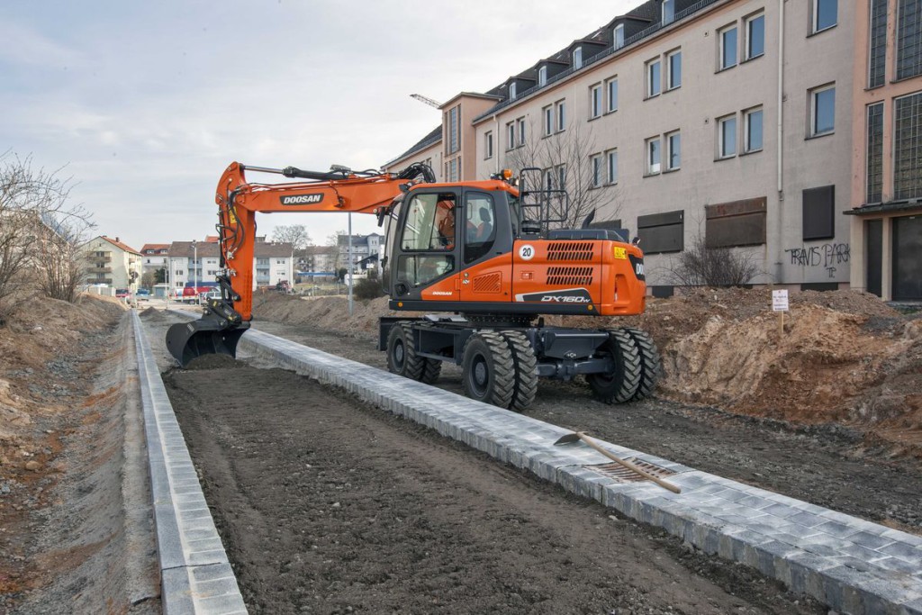 Il Dx190w-5 è disponibile in versione opzionale con i nuovi assali Zf lunghi: con questa opzione la larghezza sale a 2,75 m, migliorando la capacità di sollevamento e stabilità.