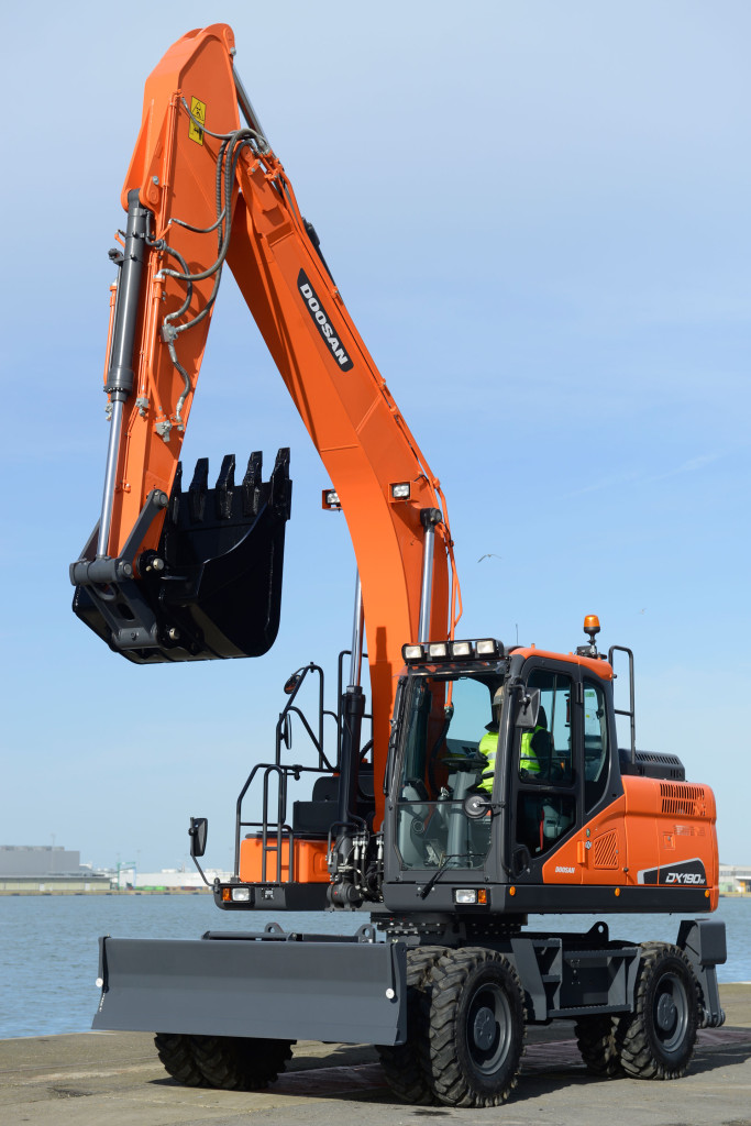 Dx190w-5 offre il 7% di forza di trazione in più rispetto al modello precedente, la coppia motrice è stata aumentata del 5%; il consumo di carburante ridotto in media del 10%; le capacità di sollevamento (frontale e laterale) crescono in media del 4%.