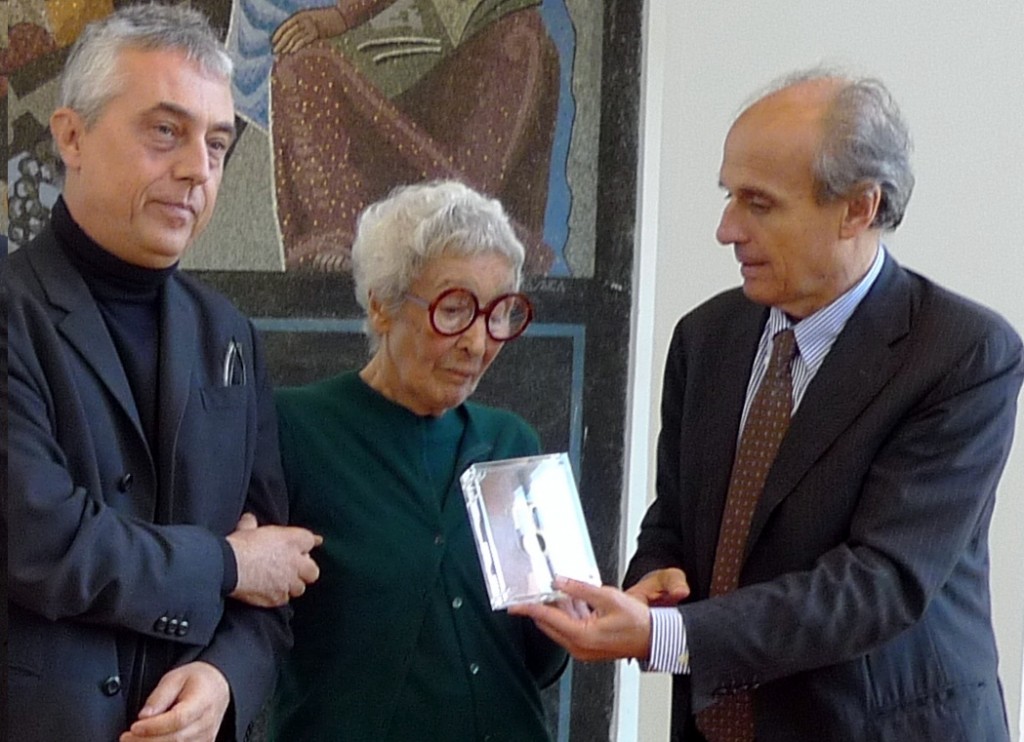 Gae Aulenti, il 16 ottobre 2012, mentre, al braccio dell’allora assessore alla cultura di Milano, Stefano Boeri, ritira il Premio alla carriera consegnatole d Claudio De Albertis, presidente della Triennale di Milano