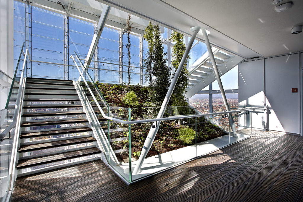 Lungo il fronte sud vi è, nel corpo scala, la presenza di un giardino d'inverno, per aiutare a migliorare il microclima interno degli ambienti (©Andrea Cappello).