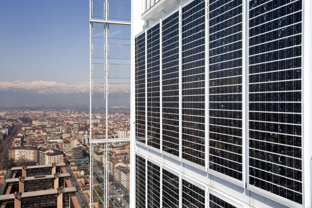 Particolare delle celle fotovoltaiche sulla facciata sud.