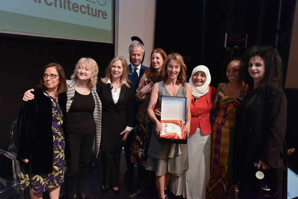 Carlo Pesenti, la giuria e la vincitrice di ArcVision Prize 2016 (foto Italcementi)