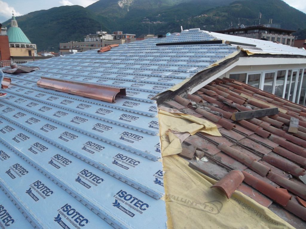 . Fasi di posa del sistema Isotec con copertura in tegole portoghesi. Il sistema, con la posa di un unico prodotto, crea un impalcato portante, termoisolante, ventilato e impermeabile, che assicura elevate prestazioni in termini di risparmio energetico, preservando la salubrità e la durabilità delle strutture nel tempo.
