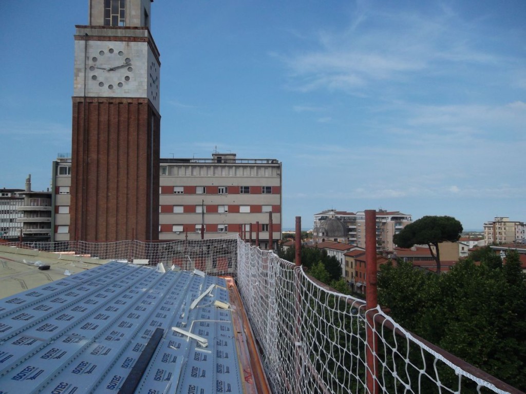 L’anima del pannello Isotec in schiuma poliuretanica espansa rigida autoestinguente, con densità 38 kg/m3 offre alla copertura elevate prestazioni di coibentazione.