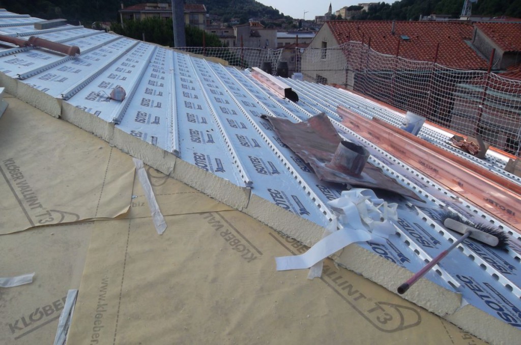 3 L’anima del pannello Isotec in schiuma poliuretanica espansa rigida autoestinguente, con densità 38 kg/m3 offre alla copertura elevate prestazioni di coibentazione.