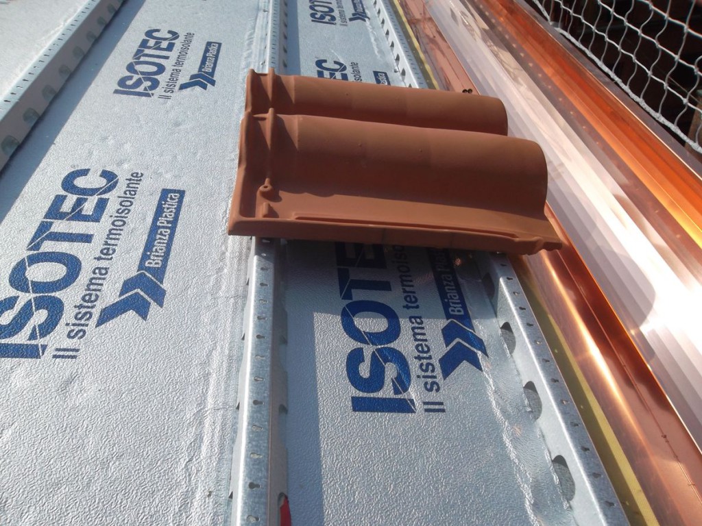 Rimozione del vecchio manto di copertura in embrici/coppi sostituiti da nuovo manto di copertura con tegole portoghesi.