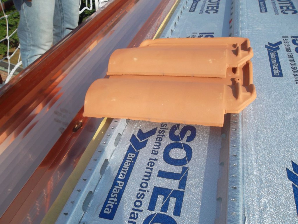 La microventilazione sottotegola favorisce il rapido smaltimento dell’umidità, contribuendo in maniera determinante alla durata e al mantenimento nel tempo del manto di copertura.