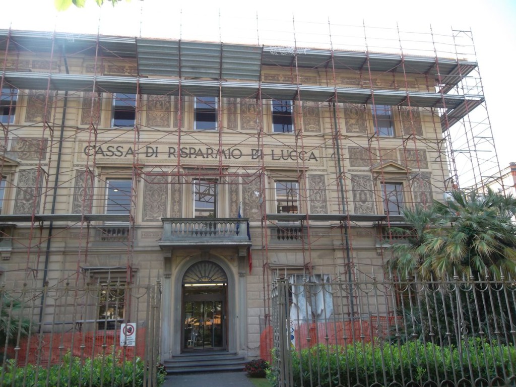 . Il palazzo ottocentesco caratterizzato dalla facciata decorato con intonaco graffito.