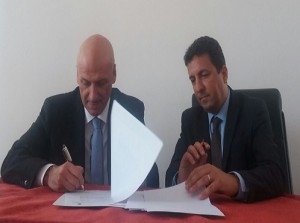 La firma dell'accordo tra il sindaco di Pozzuoli, Vincenzo Figliolia, e il direttore dell'Agenzia del Demanio, Roberto Reggi.