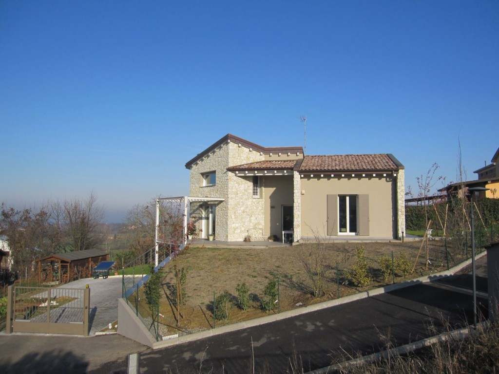 Accentuata acclività. La conformazione del lotto e il suo andamento altimetrico hanno condizionato l’esito costruttivo. 