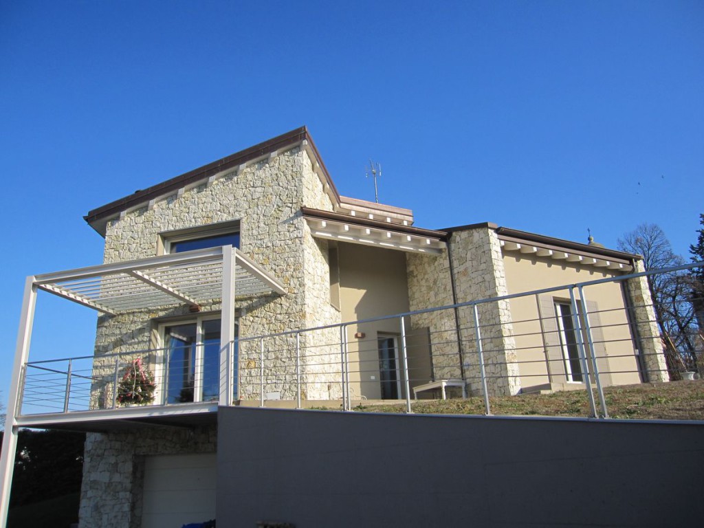 superficie lorda in progetto = 102,66 mq superficie accessori piano interrato (autorimessa e lavanderia) = 47,36 mq superficie terrazzo e portico = 14,07 + 7,03 = 21,10 mq 