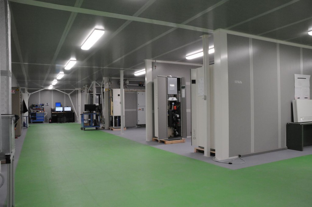 Clivet University dispone di aule per la formazione teorica e un’area pratica attrezzata di oltre 500 mq con 8 sale climatiche dedicate ai sistemi del residenziale.