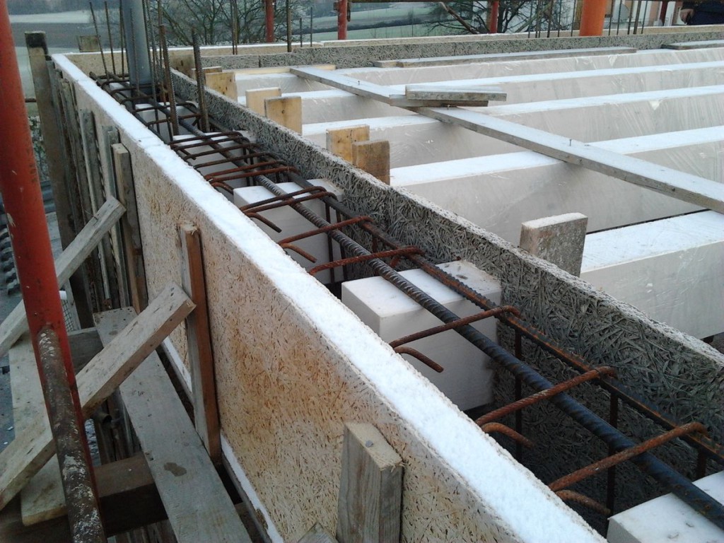 Particolare armature correa solaio e particolare armatura angolo. 