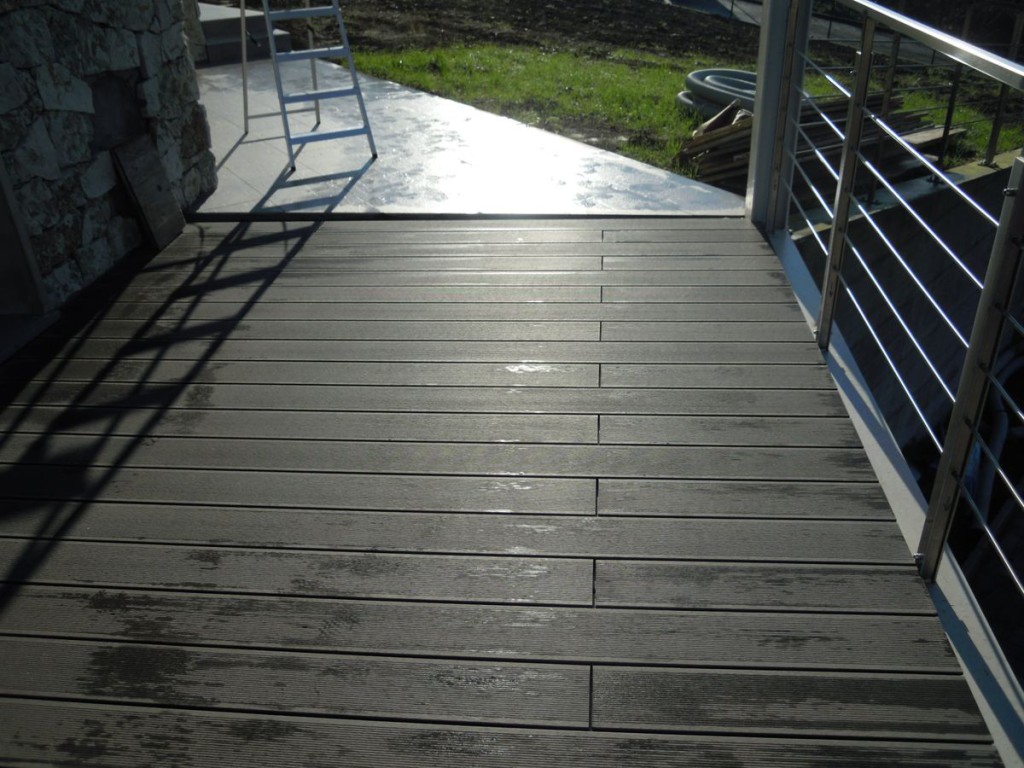 Pavimentazione in doghe in pvc.