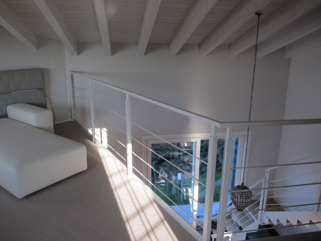 Il soppalco ha struttura in legno a travetti incastrati nella muratura portante e poggia su una trave di sostegno in acciaio. Nel soppalco è stata posata una moquette in juta.