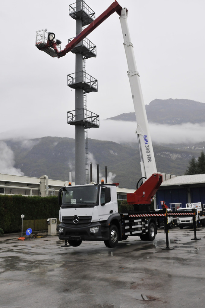 Cte B-Lift 390: il braccio è costituito da un braccio telescopico principale a 3 elementi 