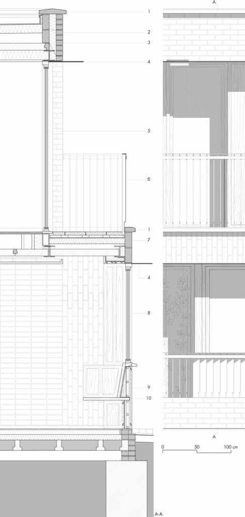 Dettaglio 1 | Prospetto e sezione verticale del fronte sud in corrispondenza del bovindo. Le murature in mattoni faccia a vista al piano terra del fronte sud sono realizzate a corsi verticali con giunto sfalsato. Il fronte verso strada, esposto a sud, presenta una chiusura articolata in legno di rovere che integra la porta di ingresso, una portafinestra schermata da piante rampicanti e un bovindo con seduta. Legenda 1. elemento in calcestruzzo prefabbricato 2. muratura in mattoni faccia a vista a corsi orizzontali 3. isolamento 4. frangisole in alluminio anodizzato 5. porta-finestra con telaio in quercia 6. parapetto in alluminio anodizzato 7. muratura in mattoni faccia a vista a corsi verticali 8. bovindo in rovere 9. pannello in rovere isolato 10. seduta in rovere