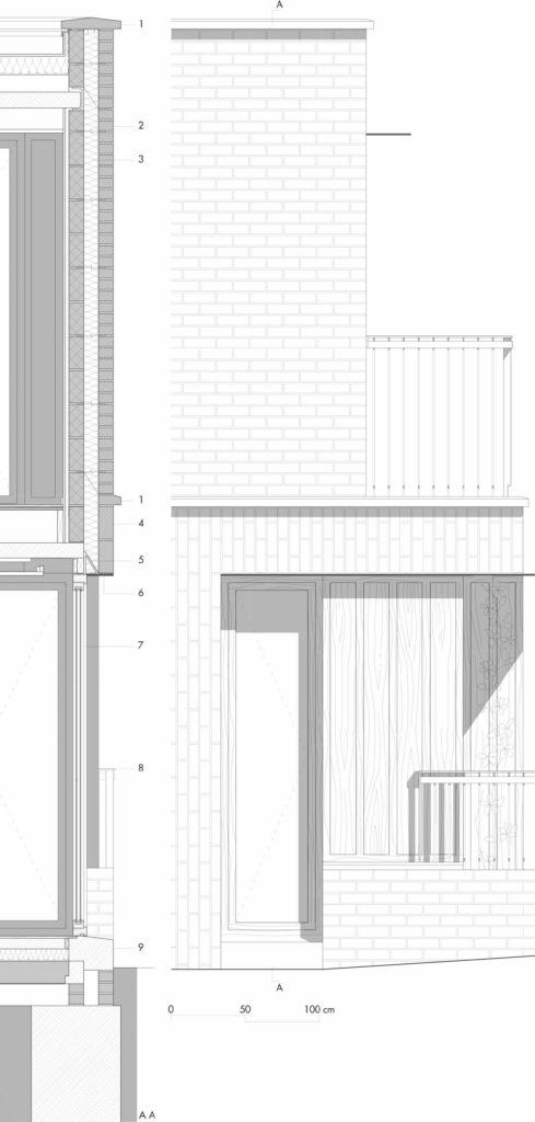 Dettaglio 2 | Prospetto e sezione verticale del fronte ovest in corrispondenza dell’angolo con il fronte sud. Il piano superiore è arretrato rispetto a quello inferiore così da ricavare un balcone. La porta finestra con telaio in rovere è schermata da un frangisole orizzontale in alluminio anodizzato. La chiusura del piano superiore è a doppia parete con intercapedine isolata, muratura esterna in laterizio faccia a vista a corsi orizzontali con giunti sfalsati e muratura interna rivestita in pannelli in cartongesso. In corrispondenza dei vuoti la muratura in mattoni è sostenuta da un architrave metallico isolato. Legenda 1. elemento in calcestruzzo prefabbricato; 2. muratura in mattoni faccia a vista a corsi orizzontali; 3. isolamento; 4. muratura in mattoni faccia a vista a corsi verticali; 5. architrave metallico isolato; 6. pannello di rivestimento in alluminio; 7. portafinestra con telaio in rovere; 8. parapetto in alluminio anodizzato; 9. soglia in calcestruzzo prefabbricato.