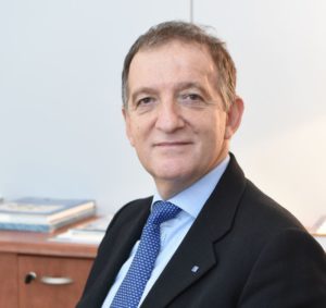 Antonio Benvenuti | Vicepresidente Consiglio Nazionale Geometri ed esperto valutatore immobiliare. «fotografia scattata dal Rapporto riflette il momento economico del Paese. I segnali positivi ci sono ma per rendere possibile una vera ripresa è necessario passare velocemente ad alcune riforme sistemiche riforme come la semplificazione delle procedure e l’attivazione delle leve fiscali. Altrettanto indispensabile è l’aggiornamento degli strumenti del mercato».