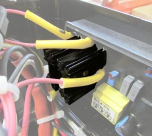 Il regolatore automatico di tensione AVR è un dispositivo elettronico che realizza la regolazione di tensione. 