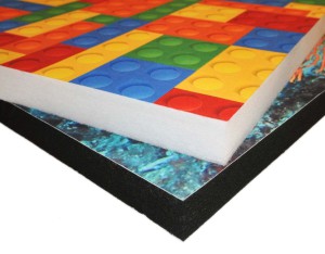 Una delle proprietà più caratterizzanti di questo prodotto è la possibilità di personalizzare la superficie a vista con foto, stampe o tinte unite, ma anche di realizzare forme geometriche diverse.