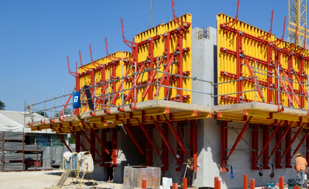 Il maggior vantaggio del sistema di mensola rampante guidata Prg è la rapidità delle operazioni di sollevato con la gru.