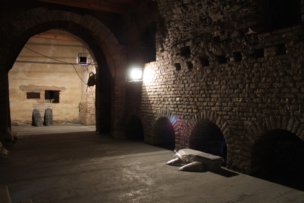 Cappella dei Vescovi, piano terra. Visibili le tubazioni dell’impianto di controllo dell’umidità e dell’aria, in appoggio su un piano di sabbia e scavate in trincea sul terreno vivo, contenute in un massetto completamente staccato dalle murature antiche. 