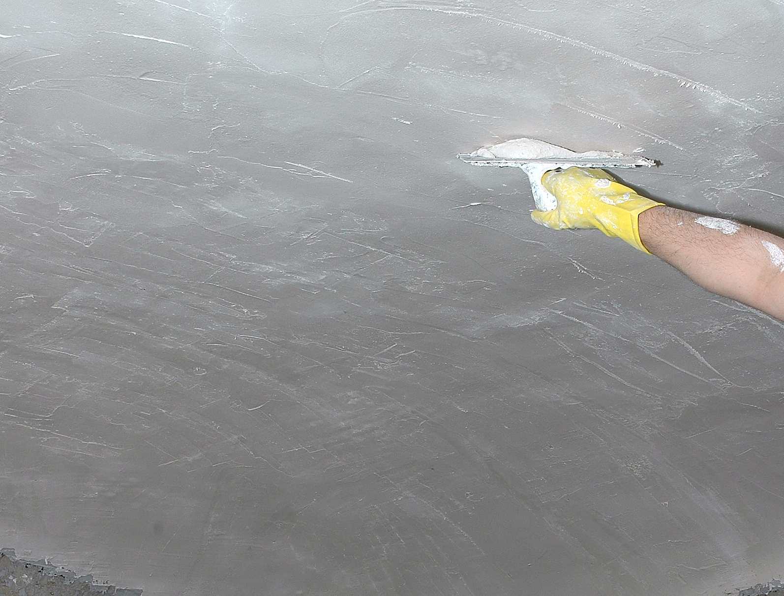 Della stessa linea di Rasoseta, ovvero dei rasanti a base cemento, RasoCalce a spessore realizza rasature su murature interne ed esterne intonacate con prodotti di fondo a base calce (foto Cad)