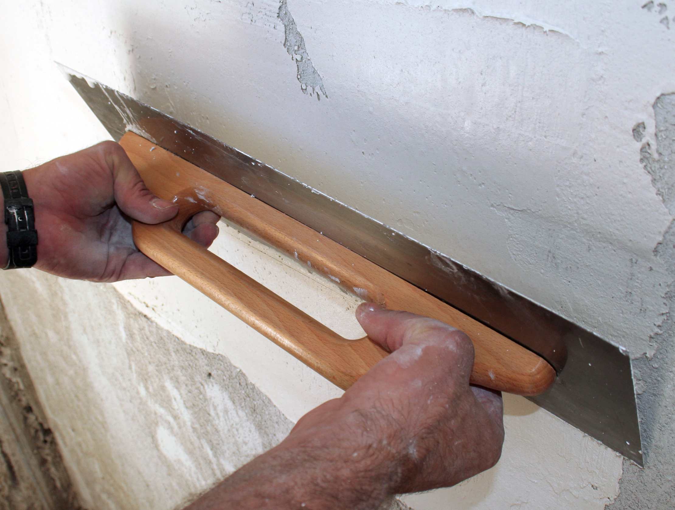 Applicazione del rasante premiscelato Rasospek (foto Cad)