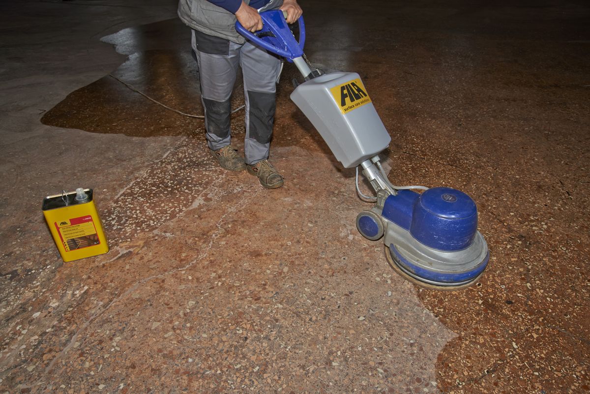 Particolare dell’applicazione dell’olio protettivo di base FilaPro130, impregnante a base di olii vegetali che entra in profondità nei materiali assorbenti.