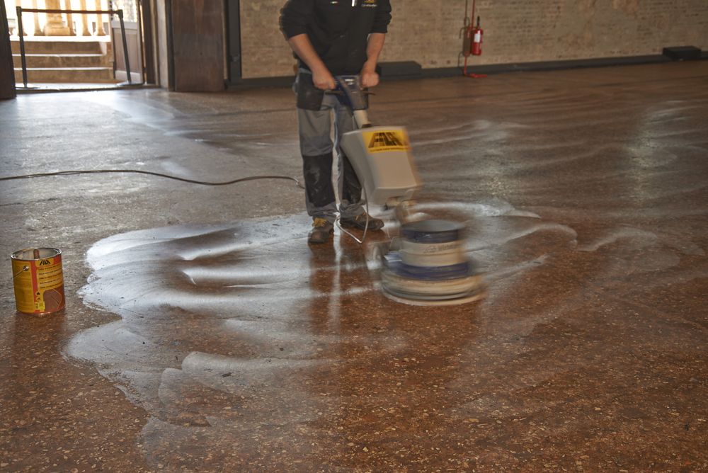 Particolare del trattamento per la protezione dei pavimenti con cera in pasta Filanaturwax.