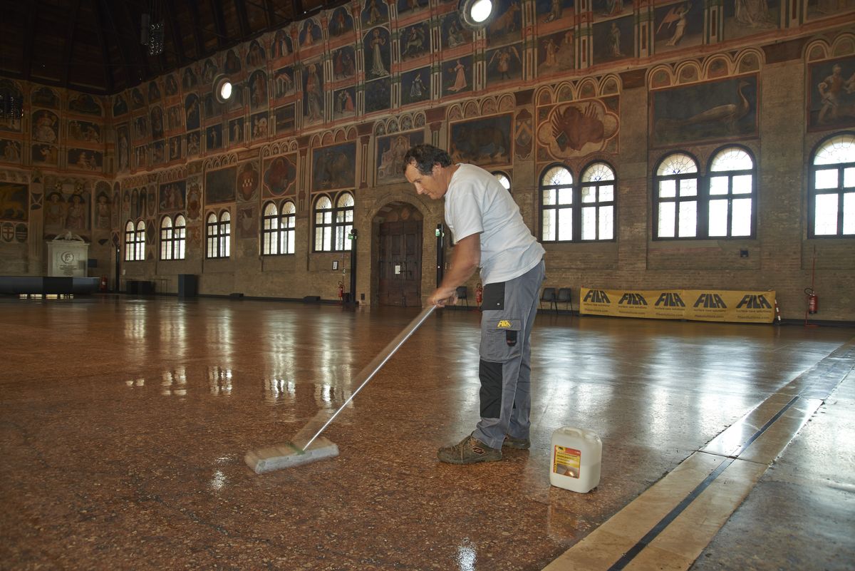 Particolare dell’applicazione della cera protettiva effetto satinato Filasatin che protegge le pietre naturali non lucidate.