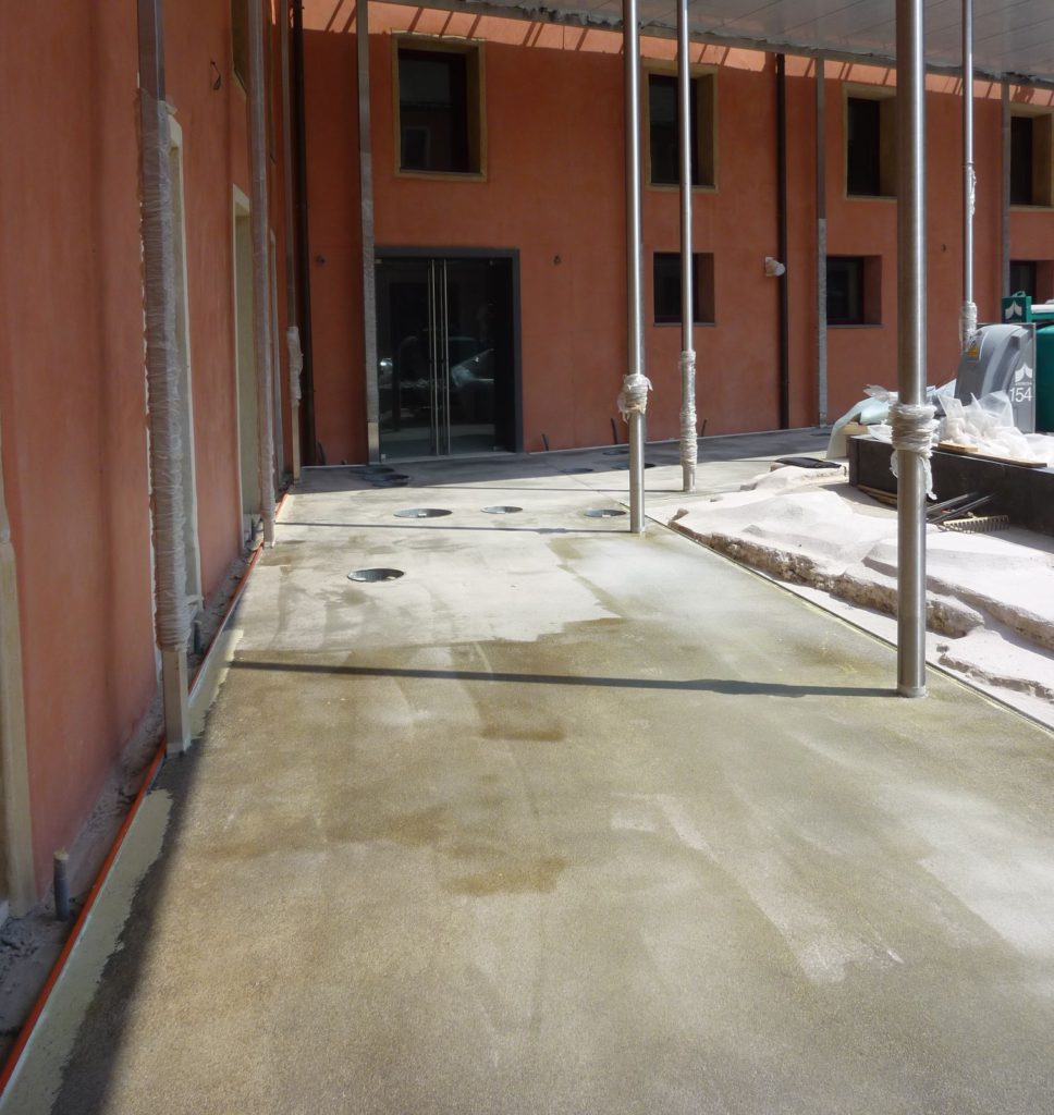 Fasi di posa: primer di adesione.