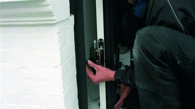 Montaggio della porta in cantiere.