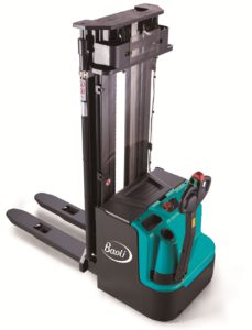 Stoccatori uomo a terra con timone lungo.