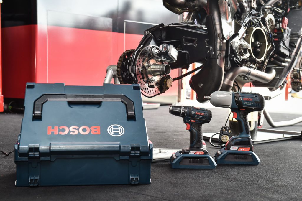 Il sistema ‘wireless charging system’ permette di avviare la ricarica degli elettroutensili semplicemente appoggiandoli sulla base del caricabatteria, sfruttando il principio della ricarica a induzione. 