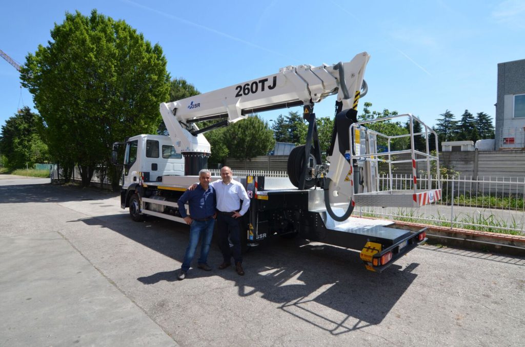 A sinistra Francesco Pugliese al momento del ritiro della E260j presso la sede Gsr di Rimini.