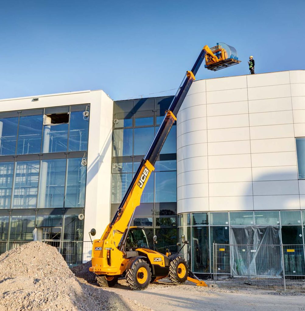 Questo modello della gamma di movimentatori telescopici Hi-Viz offre una capacità di sollevamento massima di 4mila kg con un'altezza di sollevamento massima di 13,47 m su ruote o di 13,78 m con stabilizzatori abbassati. 