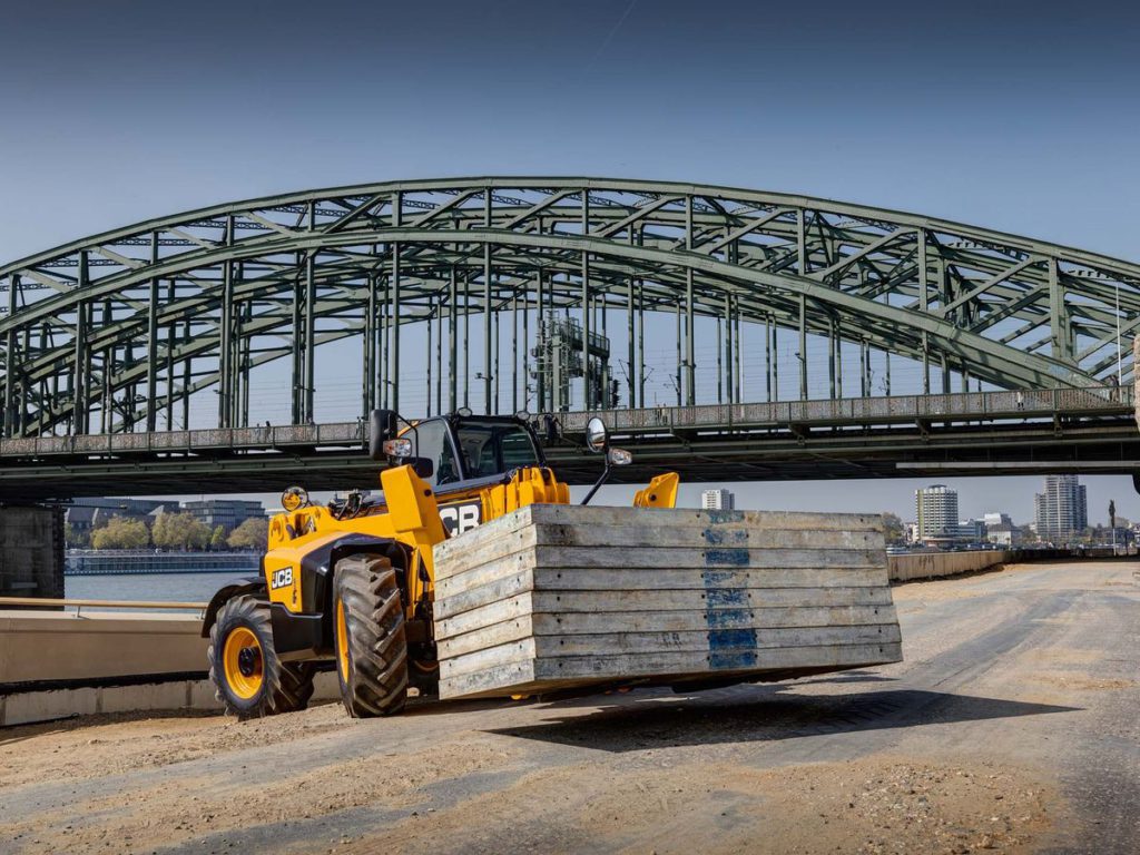 Tutti i modelli di movimentatori telescopici sono dotati del sistema telematico Jcb LiveLink. 