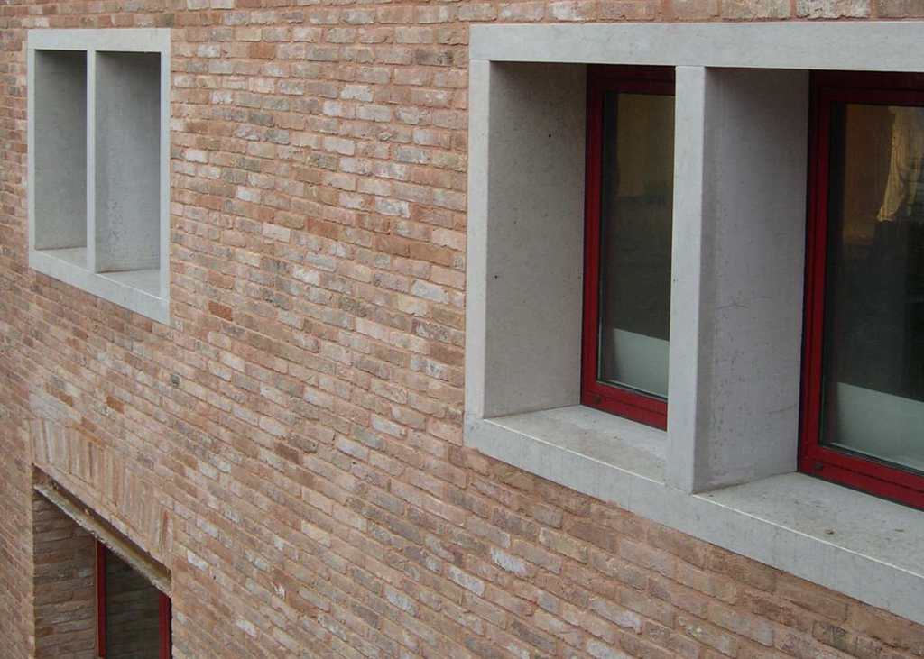 Le malte premiscelate possono essere realizzate con l’aggiunta di pigmenti e terre colorate. In questo modo è possibile realizzare giunti colorati, tonalità di contrasto o simili alla colorazione del mattone (foto Vimark)