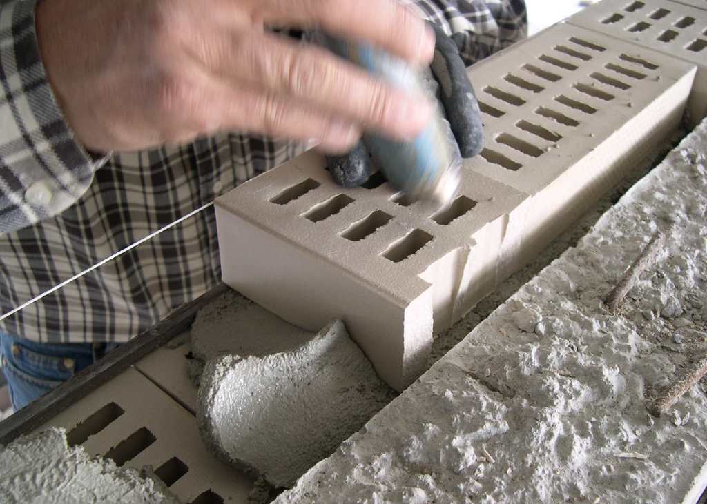 Malta Paramano si miscela con acqua in tradizionali betoniere da cantiere o con macchine impastatrici in continuo impastando 5,0-6,0 litri circa di acqua per sacco di polvere da 25 chilogrammi (foto Vimark)