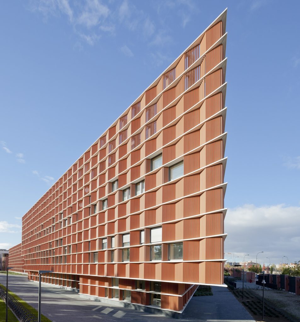 L’edificio visto dall’ingresso al Campus, entrando da piazza Victoria Kent.