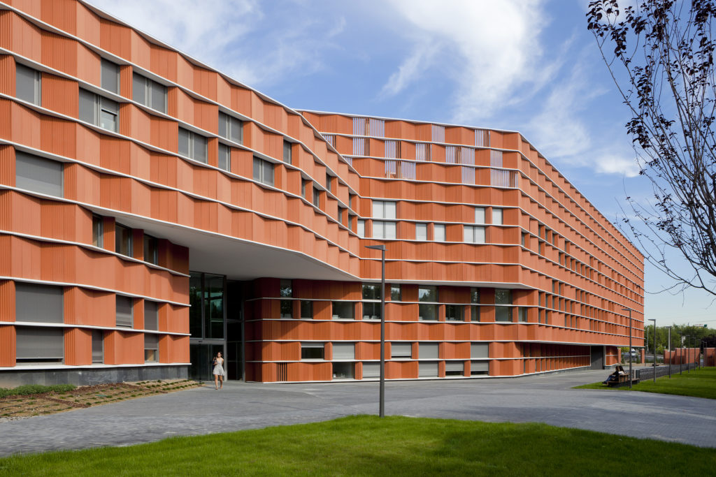Fronte su via Madrid con l’ingresso principale all’edificio.