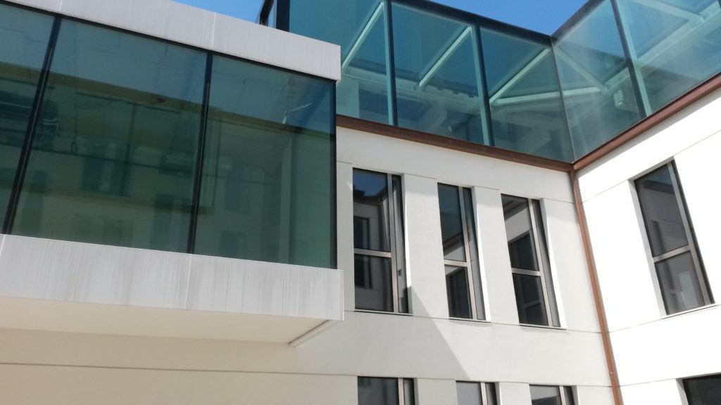 Le facciate interne del cortile sono state ridefinite attraverso una razionalizzazione e omogeneizzazione delle aperture. L’intera superficie è stata successivamente intonacata con colore chiaro per aumentarne la luminosità.