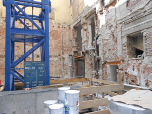 Lo spazio a disposizione del cantiere risultava molto limitato. Anche il piccolo cortile interno è stato impiegato per il posizionamento della gru di cantiere, oltre che per lo stoccaggio temporaneo dei materiali da impiegare all’interno degli ambienti..