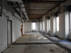 Gli interni sono stati oggetto di operazioni di streap-out completo, in modo da consentire anche una lettura maggiormente approfondita della composizione strutturale e materica degli elementi originali del fabbricato.