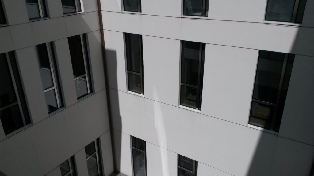 Le facciate interne del cortile sono state ridefinite attraverso una razionalizzazione e omogeneizzazione delle aperture. L’intera superficie è stata successivamente intonacata con colore chiaro per aumentarne la luminosità.